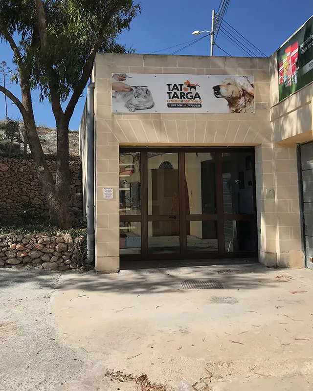 The front of the Tat-Targa grooming parlour building.